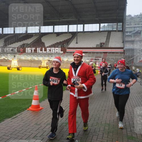 07.12.2025 - St. Pauli X-Mass-Run No. 15 Fabian Wolf http://msf.ph/oto/9364833 07.12.2025 10:09:01 Ziel 19, 390, 786, 789, 1176, 1461, 1465, 1570, 1575, 1576, 2126, 2521, 3300, 3484, 3891, 3904, 3907, 4066, 4067, 4068 meine-sportfotos.de