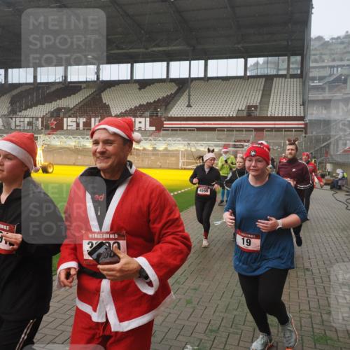 07.12.2025 - St. Pauli X-Mass-Run No. 15 Fabian Wolf http://msf.ph/oto/9364835 07.12.2025 10:09:02 Ziel 19, 390, 786, 1176, 1461, 1465, 1570, 1575, 1576, 2126, 2521, 3300, 3484, 3891, 3904, 3907, 4066, 4067, 4068, 4113 meine-sportfotos.de