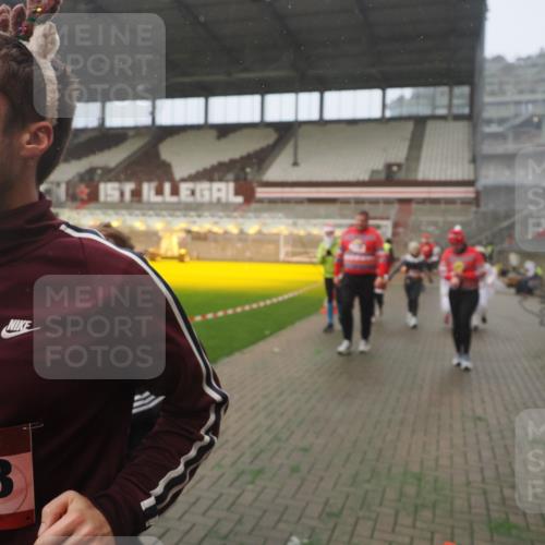 07.12.2025 - St. Pauli X-Mass-Run No. 15 Fabian Wolf http://msf.ph/oto/9364844 07.12.2025 10:09:03 Ziel 19, 786, 1176, 1461, 1465, 1570, 1575, 1576, 2126, 3300, 3484, 3891, 3904, 3907, 4066, 4067, 4068, 4113 meine-sportfotos.de