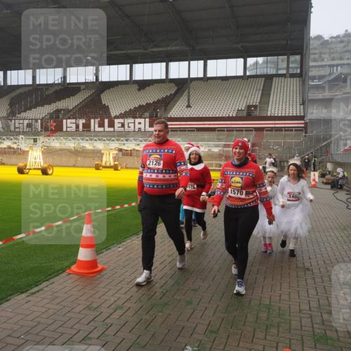 07.12.2025 - St. Pauli X-Mass-Run No. 15 Fabian Wolf http://msf.ph/oto/9364851 07.12.2025 10:09:06 Ziel 19, 786, 1461, 1465, 1570, 1575, 1576, 2126, 3300, 3484, 3891, 3907, 4066, 4067, 4068, 4113, 4666 meine-sportfotos.de