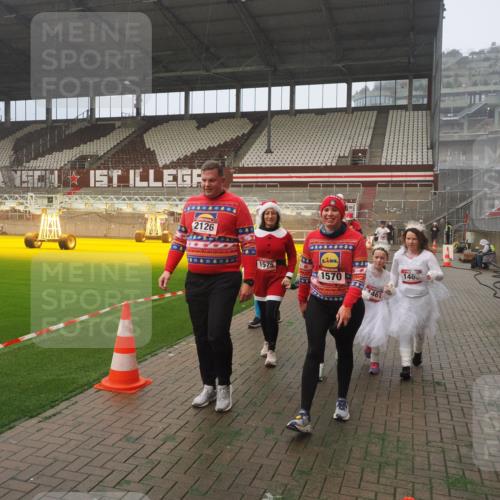 07.12.2025 - St. Pauli X-Mass-Run No. 15 Fabian Wolf http://msf.ph/oto/9364852 07.12.2025 10:09:06 Ziel 19, 786, 1461, 1465, 1570, 1575, 1576, 2126, 3300, 3484, 3891, 3907, 4066, 4067, 4068, 4113, 4666 meine-sportfotos.de