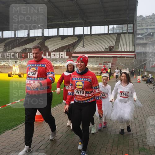 07.12.2025 - St. Pauli X-Mass-Run No. 15 Fabian Wolf http://msf.ph/oto/9364856 07.12.2025 10:09:07 Ziel 19, 786, 1461, 1465, 1570, 1575, 1576, 2126, 3300, 3484, 3891, 4066, 4067, 4068, 4113, 4666 meine-sportfotos.de