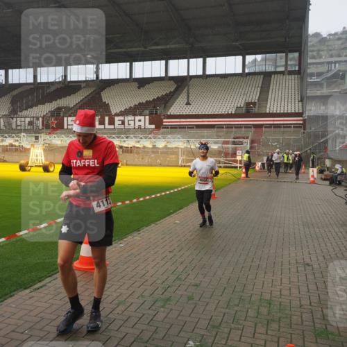 07.12.2025 - St. Pauli X-Mass-Run No. 15 Fabian Wolf http://msf.ph/oto/9364872 07.12.2025 10:09:12 Ziel 881, 896, 960, 1461, 1465, 1570, 1575, 1576, 2126, 3300, 3891, 4066, 4067, 4068, 4113, 4666 meine-sportfotos.de