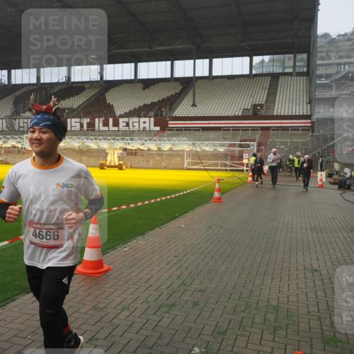 07.12.2025 - St. Pauli X-Mass-Run No. 15 Fabian Wolf http://msf.ph/oto/9364877 07.12.2025 10:09:14 Ziel 881, 896, 899, 960, 1461, 1465, 1575, 1576, 3493, 4066, 4067, 4068, 4113, 4666 meine-sportfotos.de