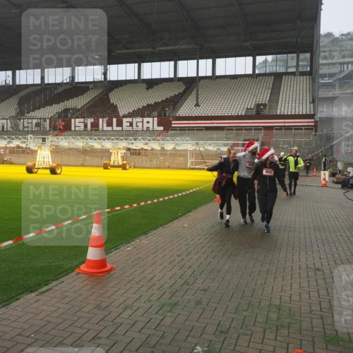 07.12.2025 - St. Pauli X-Mass-Run No. 15 Fabian Wolf http://msf.ph/oto/9364881 07.12.2025 10:09:19 Ziel 881, 896, 899, 960, 1718, 3493, 3756, 4113, 4666 meine-sportfotos.de