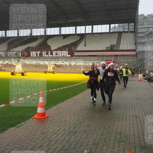 07.12.2025 - St. Pauli X-Mass-Run No. 15 Fabian Wolf http://msf.ph/oto/9364883 07.12.2025 10:09:19 Ziel 881, 896, 899, 960, 1718, 3493, 3756, 4113, 4666 meine-sportfotos.de