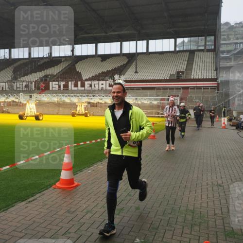 07.12.2025 - St. Pauli X-Mass-Run No. 15 Fabian Wolf http://msf.ph/oto/9364894 07.12.2025 10:09:22 Ziel 881, 896, 899, 960, 1243, 1248, 1718, 3493, 3756, 4113, 4666 meine-sportfotos.de