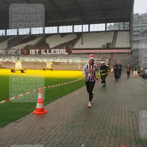 07.12.2025 - St. Pauli X-Mass-Run No. 15 Fabian Wolf http://msf.ph/oto/9364898 07.12.2025 10:09:24 Ziel 800, 881, 896, 899, 960, 1243, 1248, 1718, 3493, 3756, 4666 meine-sportfotos.de