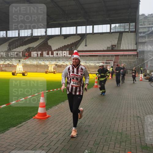 07.12.2025 - St. Pauli X-Mass-Run No. 15 Fabian Wolf http://msf.ph/oto/9364901 07.12.2025 10:09:24 Ziel 800, 881, 896, 899, 960, 1243, 1248, 1718, 3493, 3756, 4666 meine-sportfotos.de