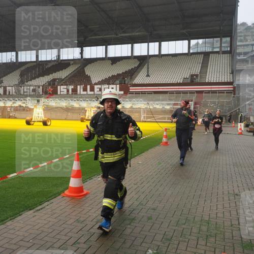 07.12.2025 - St. Pauli X-Mass-Run No. 15 Fabian Wolf http://msf.ph/oto/9364909 07.12.2025 10:09:27 Ziel 800, 881, 896, 899, 960, 1243, 1248, 1718, 3493, 3756 meine-sportfotos.de