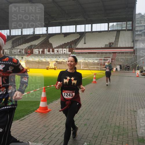 07.12.2025 - St. Pauli X-Mass-Run No. 15 Fabian Wolf http://msf.ph/oto/9364921 07.12.2025 10:09:31 Ziel 800, 881, 896, 899, 960, 1243, 1248, 1718, 3493, 3756 meine-sportfotos.de
