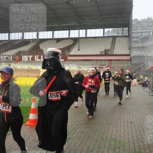 07.12.2025 - St. Pauli X-Mass-Run No. 15 Fabian Wolf http://msf.ph/oto/9364964 07.12.2025 10:10:00 Ziel 989, 1026, 1256, 1257, 1678, 1732, 2502, 2504, 2560, 3245, 3246, 3410, 3411 meine-sportfotos.de