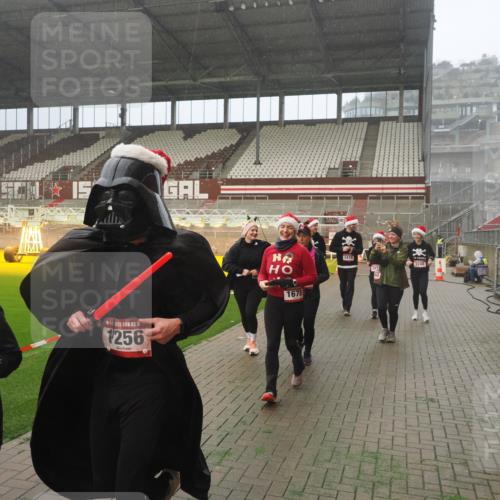 07.12.2025 - St. Pauli X-Mass-Run No. 15 Fabian Wolf http://msf.ph/oto/9364965 07.12.2025 10:10:00 Ziel 989, 1026, 1256, 1257, 1678, 1732, 2502, 2504, 2560, 3245, 3246, 3410, 3411 meine-sportfotos.de