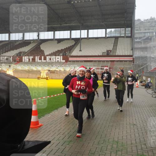 07.12.2025 - St. Pauli X-Mass-Run No. 15 Fabian Wolf http://msf.ph/oto/9364967 07.12.2025 10:10:00 Ziel 989, 1026, 1256, 1257, 1678, 1732, 2502, 2504, 2560, 3245, 3246, 3410, 3411 meine-sportfotos.de