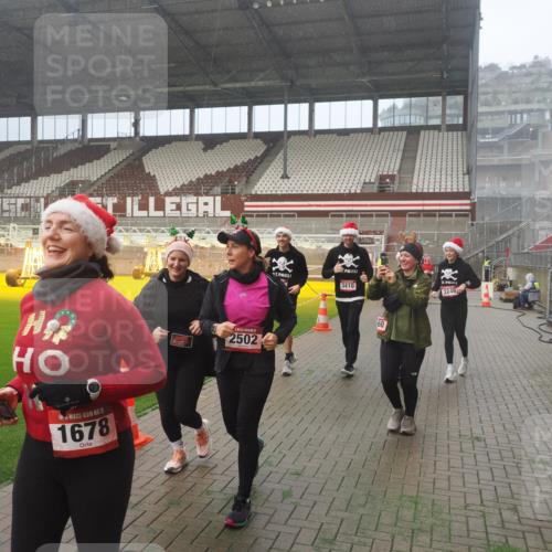 07.12.2025 - St. Pauli X-Mass-Run No. 15 Fabian Wolf http://msf.ph/oto/9364968 07.12.2025 10:10:01 Ziel 989, 1026, 1256, 1257, 1678, 1732, 2502, 2504, 2560, 3245, 3246, 3410, 3411 meine-sportfotos.de