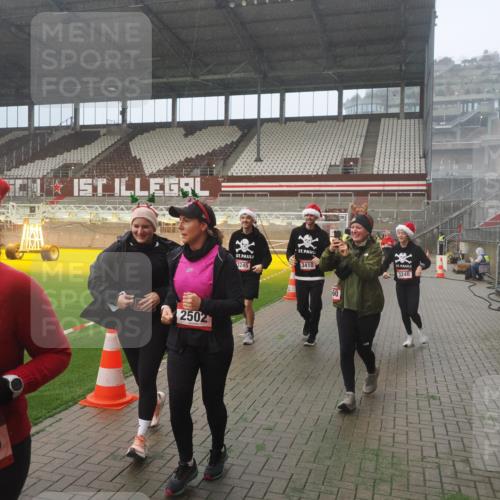 07.12.2025 - St. Pauli X-Mass-Run No. 15 Fabian Wolf http://msf.ph/oto/9364969 07.12.2025 10:10:02 Ziel 989, 1256, 1257, 1678, 1732, 2502, 2504, 2560, 3245, 3246, 3410, 3411 meine-sportfotos.de