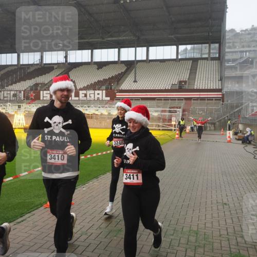 07.12.2025 - St. Pauli X-Mass-Run No. 15 Fabian Wolf http://msf.ph/oto/9364979 07.12.2025 10:10:04 Ziel 989, 1256, 1257, 1678, 1732, 2502, 2504, 2560, 3245, 3246, 3410, 3411 meine-sportfotos.de