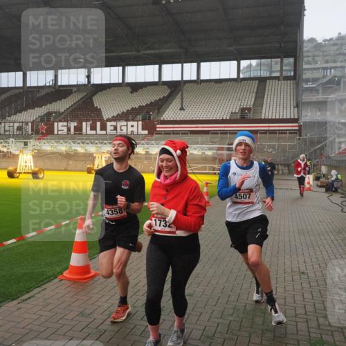 07.12.2025 - St. Pauli X-Mass-Run No. 15 Fabian Wolf http://msf.ph/oto/9364997 07.12.2025 10:10:12 Ziel 962, 1399, 1732, 3245, 3246, 3410, 3411, 4358, 4507 meine-sportfotos.de