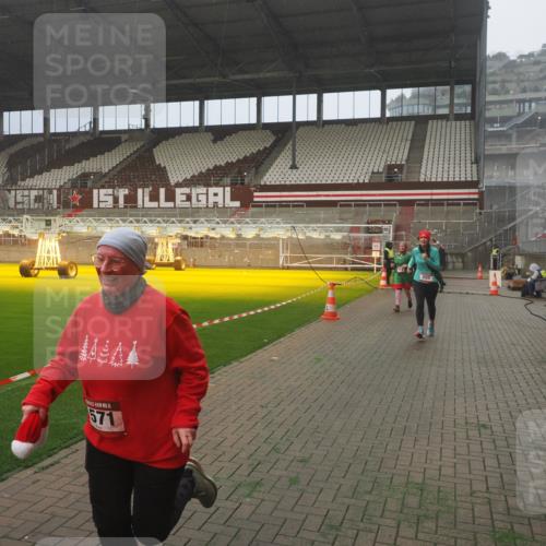 07.12.2025 - St. Pauli X-Mass-Run No. 15 Fabian Wolf http://msf.ph/oto/9365024 07.12.2025 10:10:31 Ziel 550, 964, 1571, 2083, 2087 meine-sportfotos.de