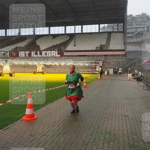07.12.2025 - St. Pauli X-Mass-Run No. 15 Fabian Wolf http://msf.ph/oto/9365038 07.12.2025 10:10:35 Ziel 550, 964, 1571, 2083, 2087 meine-sportfotos.de