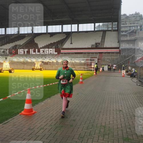 07.12.2025 - St. Pauli X-Mass-Run No. 15 Fabian Wolf http://msf.ph/oto/9365039 07.12.2025 10:10:35 Ziel 550, 964, 1571, 2083, 2087 meine-sportfotos.de
