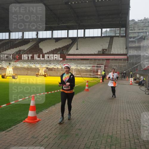 07.12.2025 - St. Pauli X-Mass-Run No. 15 Fabian Wolf http://msf.ph/oto/9365051 07.12.2025 10:10:46 Ziel 964, 1768, 4885 meine-sportfotos.de