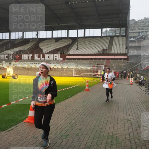 07.12.2025 - St. Pauli X-Mass-Run No. 15 Fabian Wolf http://msf.ph/oto/9365054 07.12.2025 10:10:46 Ziel 964, 1768, 4885 meine-sportfotos.de