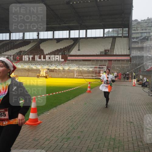 07.12.2025 - St. Pauli X-Mass-Run No. 15 Fabian Wolf http://msf.ph/oto/9365056 07.12.2025 10:10:47 Ziel 964, 1768, 4885 meine-sportfotos.de