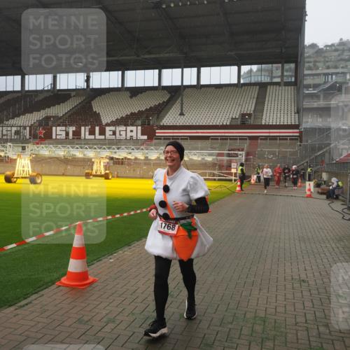 07.12.2025 - St. Pauli X-Mass-Run No. 15 Fabian Wolf http://msf.ph/oto/9365065 07.12.2025 10:10:49 Ziel 979, 1426, 1768, 2530, 4885 meine-sportfotos.de