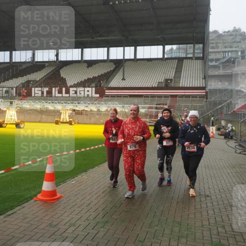 07.12.2025 - St. Pauli X-Mass-Run No. 15 Fabian Wolf http://msf.ph/oto/9365093 07.12.2025 10:10:59 Ziel 57, 979, 983, 1148, 1149, 1150, 1426, 1768, 1929, 1935, 2530 meine-sportfotos.de