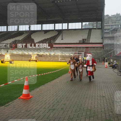 07.12.2025 - St. Pauli X-Mass-Run No. 15 Fabian Wolf http://msf.ph/oto/9365104 07.12.2025 10:11:02 Ziel 57, 979, 983, 1148, 1149, 1150, 1426, 1929, 1935, 2530 meine-sportfotos.de
