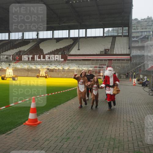 07.12.2025 - St. Pauli X-Mass-Run No. 15 Fabian Wolf http://msf.ph/oto/9365108 07.12.2025 10:11:03 Ziel 57, 979, 983, 1148, 1149, 1150, 1426, 1929, 1935, 2530 meine-sportfotos.de