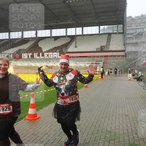 07.12.2025 - St. Pauli X-Mass-Run No. 15 Fabian Wolf http://msf.ph/oto/9365124 07.12.2025 10:11:06 Ziel 57, 979, 983, 1148, 1149, 1150, 1426, 1929, 1935, 2530 meine-sportfotos.de