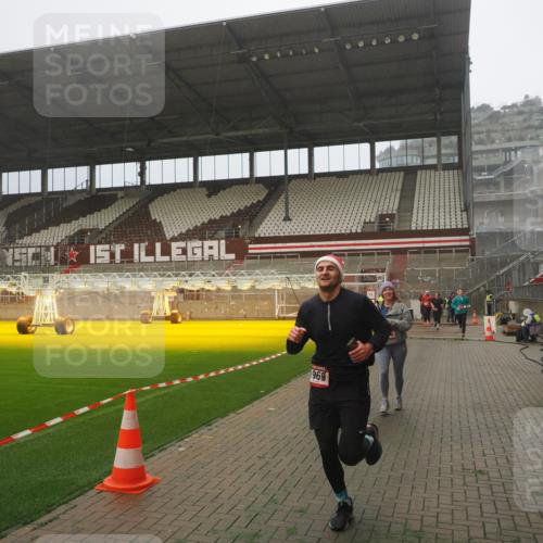 07.12.2025 - St. Pauli X-Mass-Run No. 15 Fabian Wolf http://msf.ph/oto/9365133 07.12.2025 10:11:16 Ziel 1969, 3354, 3815, 4499, 4525 meine-sportfotos.de