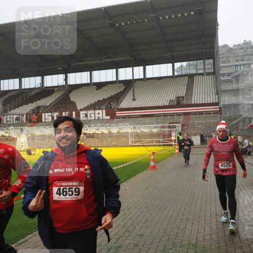 07.12.2025 - St. Pauli X-Mass-Run No. 15 Fabian Wolf http://msf.ph/oto/9365161 07.12.2025 10:11:27 Ziel 1969, 3354, 3815, 4499, 4525, 4659, 4661, 4662 meine-sportfotos.de