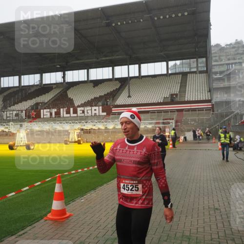 07.12.2025 - St. Pauli X-Mass-Run No. 15 Fabian Wolf http://msf.ph/oto/9365166 07.12.2025 10:11:30 Ziel 1969, 3354, 4499, 4525, 4659, 4661, 4662 meine-sportfotos.de