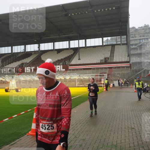 07.12.2025 - St. Pauli X-Mass-Run No. 15 Fabian Wolf http://msf.ph/oto/9365169 07.12.2025 10:11:30 Ziel 1969, 3354, 4499, 4525, 4659, 4661, 4662 meine-sportfotos.de