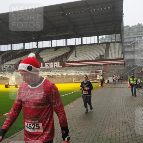 07.12.2025 - St. Pauli X-Mass-Run No. 15 Fabian Wolf http://msf.ph/oto/9365170 07.12.2025 10:11:31 Ziel 1969, 3354, 4499, 4525, 4659, 4661, 4662 meine-sportfotos.de