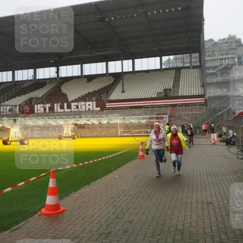 07.12.2025 - St. Pauli X-Mass-Run No. 15 Fabian Wolf http://msf.ph/oto/9365184 07.12.2025 10:11:37 Ziel 670, 2909, 3085, 3909, 4659, 4661, 4662 meine-sportfotos.de