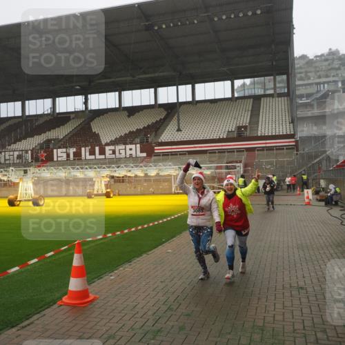 07.12.2025 - St. Pauli X-Mass-Run No. 15 Fabian Wolf http://msf.ph/oto/9365186 07.12.2025 10:11:38 Ziel 670, 2909, 3085, 3909, 4659, 4662 meine-sportfotos.de