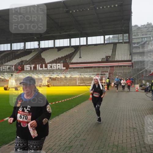 07.12.2025 - St. Pauli X-Mass-Run No. 15 Fabian Wolf http://msf.ph/oto/9365203 07.12.2025 10:11:45 Ziel 670, 2906, 2909, 3085, 3761, 3767, 3909 meine-sportfotos.de