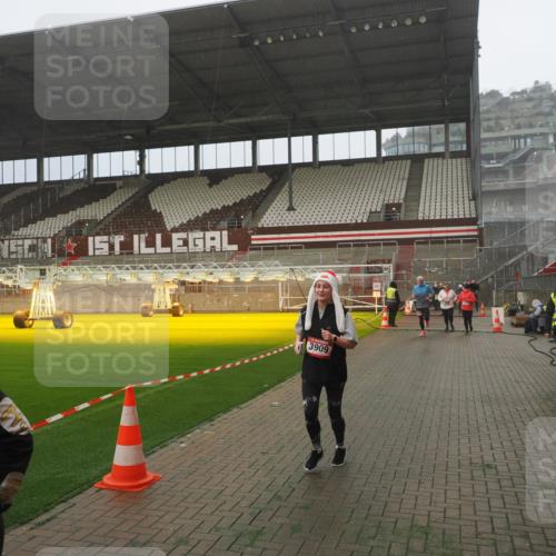 07.12.2025 - St. Pauli X-Mass-Run No. 15 Fabian Wolf http://msf.ph/oto/9365205 07.12.2025 10:11:45 Ziel 670, 2906, 2909, 3085, 3761, 3767, 3909 meine-sportfotos.de