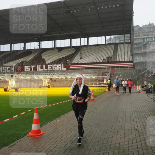 07.12.2025 - St. Pauli X-Mass-Run No. 15 Fabian Wolf http://msf.ph/oto/9365207 07.12.2025 10:11:46 Ziel 670, 2906, 2909, 3085, 3761, 3767, 3909 meine-sportfotos.de