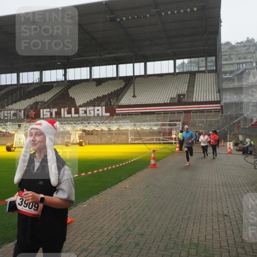 07.12.2025 - St. Pauli X-Mass-Run No. 15 Fabian Wolf http://msf.ph/oto/9365212 07.12.2025 10:11:47 Ziel 670, 2906, 2909, 3085, 3761, 3767, 3909, 3935 meine-sportfotos.de