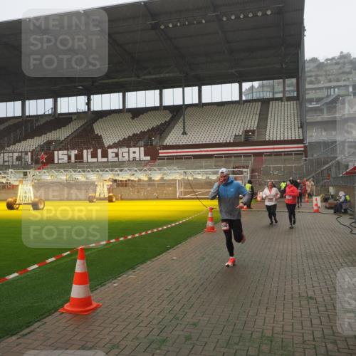 07.12.2025 - St. Pauli X-Mass-Run No. 15 Fabian Wolf http://msf.ph/oto/9365216 07.12.2025 10:11:48 Ziel 670, 1687, 2906, 2909, 3085, 3761, 3767, 3909, 3932, 3935 meine-sportfotos.de
