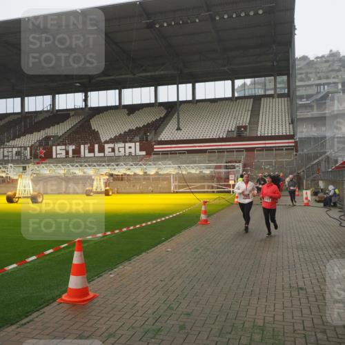 07.12.2025 - St. Pauli X-Mass-Run No. 15 Fabian Wolf http://msf.ph/oto/9365224 07.12.2025 10:11:50 Ziel 670, 1687, 1688, 2906, 2909, 3085, 3761, 3767, 3909, 3932, 3935 meine-sportfotos.de