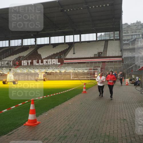 07.12.2025 - St. Pauli X-Mass-Run No. 15 Fabian Wolf http://msf.ph/oto/9365225 07.12.2025 10:11:50 Ziel 670, 1687, 1688, 2906, 2909, 3085, 3761, 3767, 3909, 3932, 3935 meine-sportfotos.de