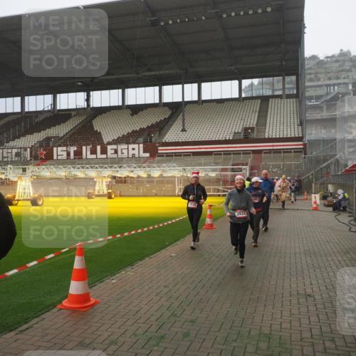 07.12.2025 - St. Pauli X-Mass-Run No. 15 Fabian Wolf http://msf.ph/oto/9365237 07.12.2025 10:11:56 Ziel 756, 1687, 1688, 2177, 2906, 3761, 3767, 3870, 3932, 3935 meine-sportfotos.de