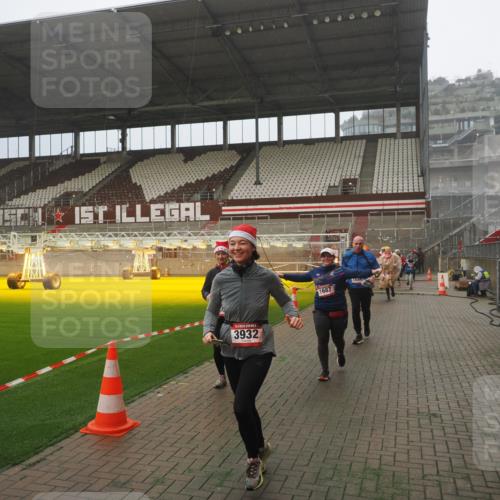 07.12.2025 - St. Pauli X-Mass-Run No. 15 Fabian Wolf http://msf.ph/oto/9365243 07.12.2025 10:11:57 Ziel 756, 1687, 1688, 1833, 2177, 2906, 3761, 3767, 3870, 3932, 3935 meine-sportfotos.de