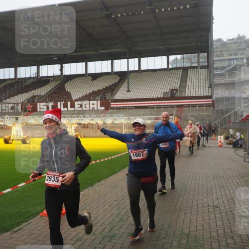 07.12.2025 - St. Pauli X-Mass-Run No. 15 Fabian Wolf http://msf.ph/oto/9365250 07.12.2025 10:11:59 Ziel 756, 1389, 1687, 1688, 1833, 2177, 2906, 3761, 3767, 3870, 3932, 3935, 4658 meine-sportfotos.de